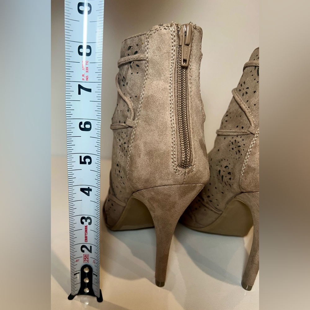 Lauren Conrad Peep-Toe Ankle Boots 4 Inch Heel Beige Laser Cut Tan - Picture 4 of 7